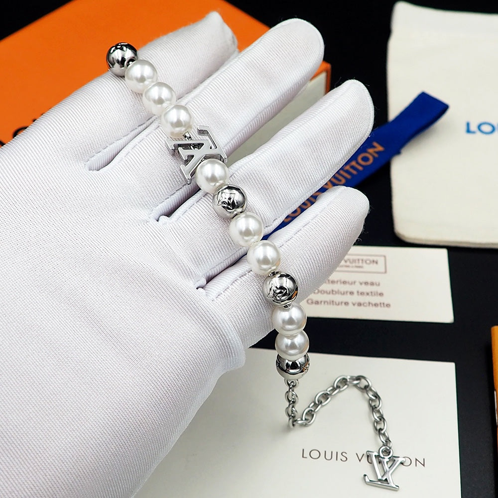 Bracelet de perles blanches monogramme Louis 18 carats