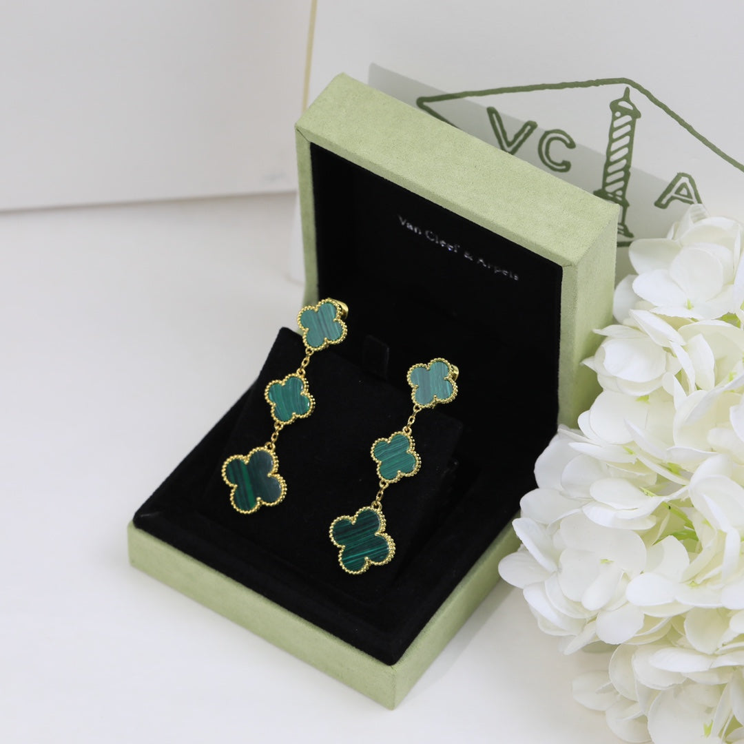 Boucles d'oreilles trèfle à trois motifs malachite Magic Alhambra 18 carats