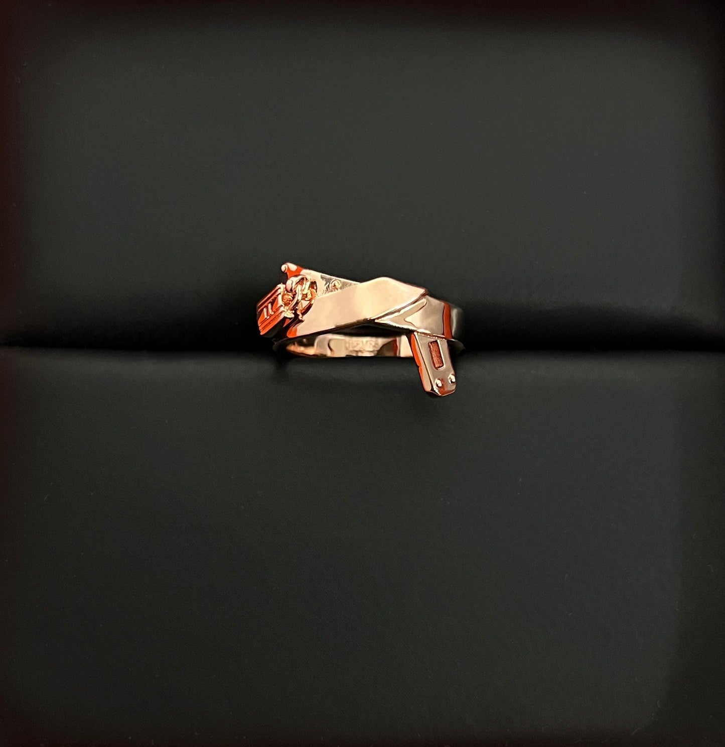 18K Kelly Gavroche H Ring