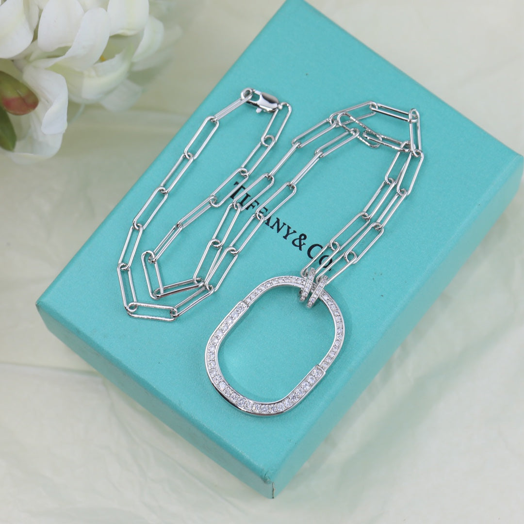 Collier avec pendentif T Lock en 18 carats et diamants pavés