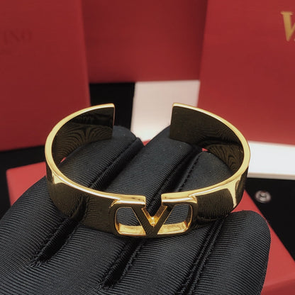 18K Vlogo Cuff Bracelet