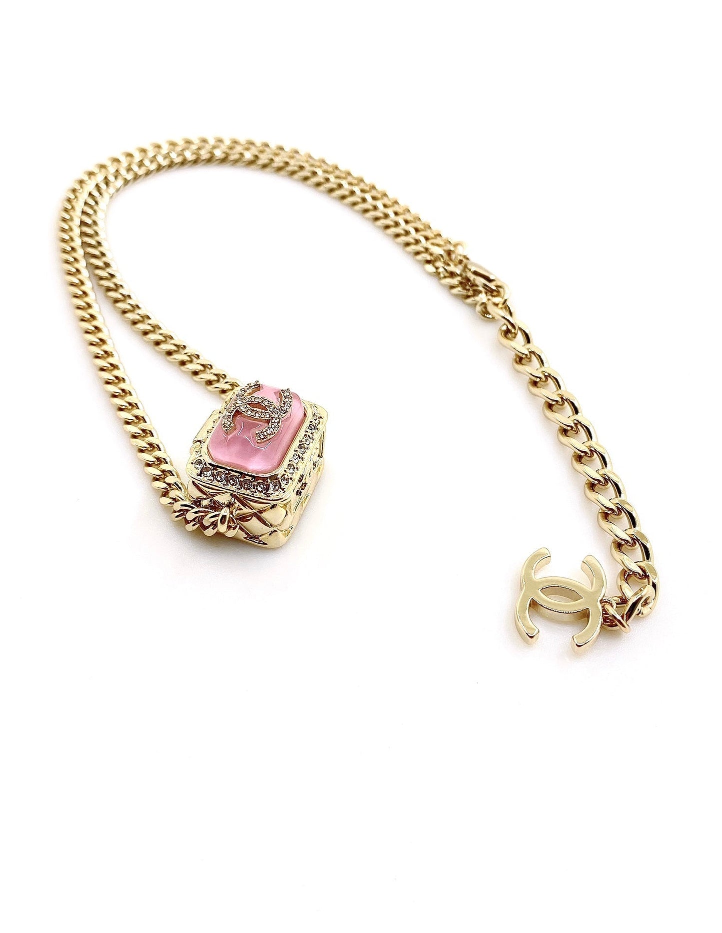 Collier chaîne en résine rose 18 carats CC