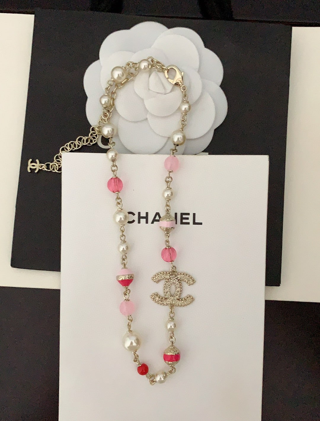 Collier de perles roses et blanches CC 18 carats