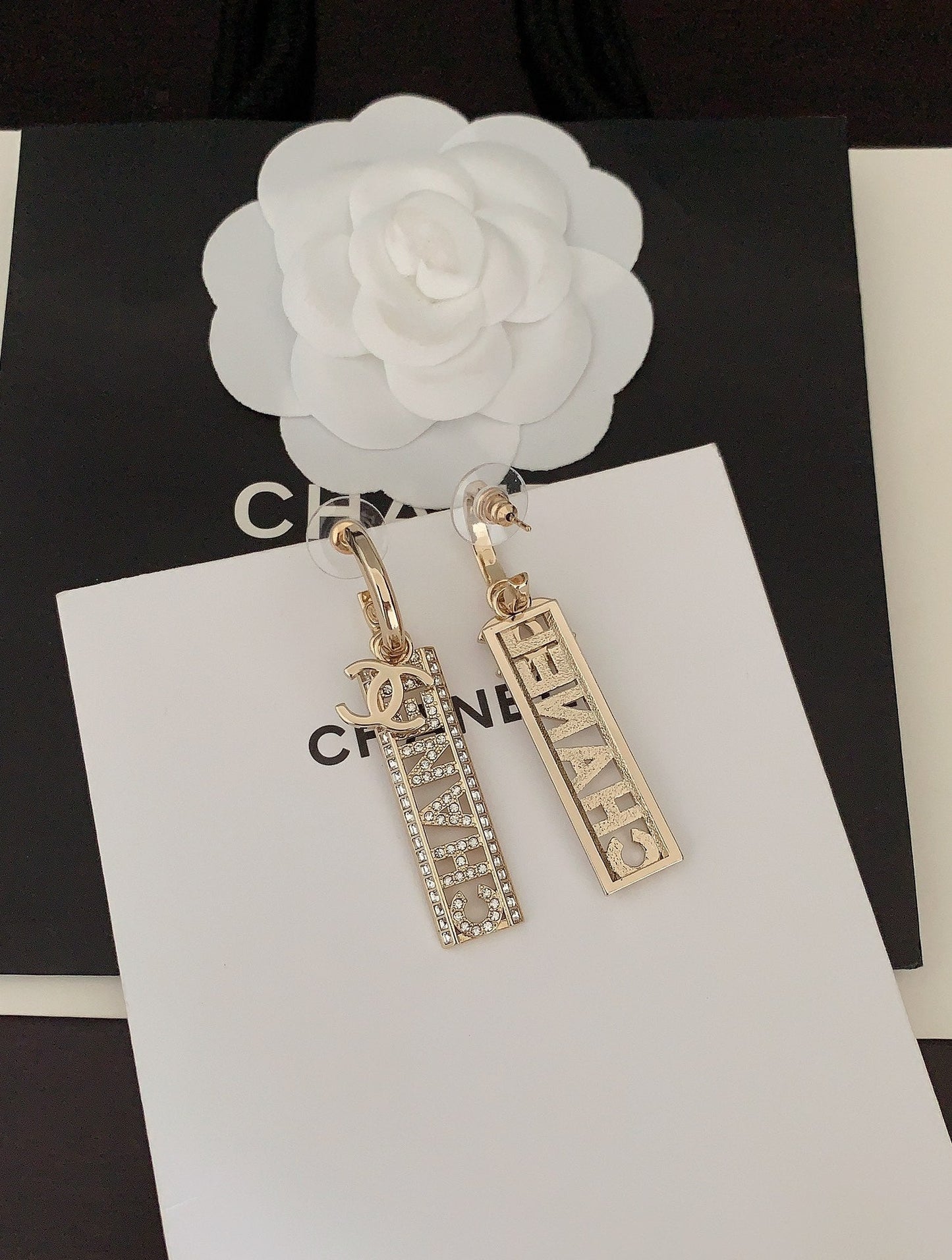 Boucles d'oreilles longues lettres en cristaux CC 18 carats