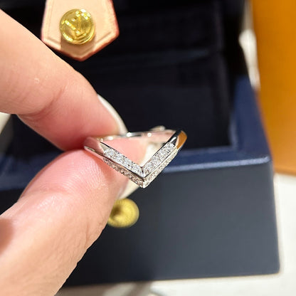 18K Louis V Diamonds Ring