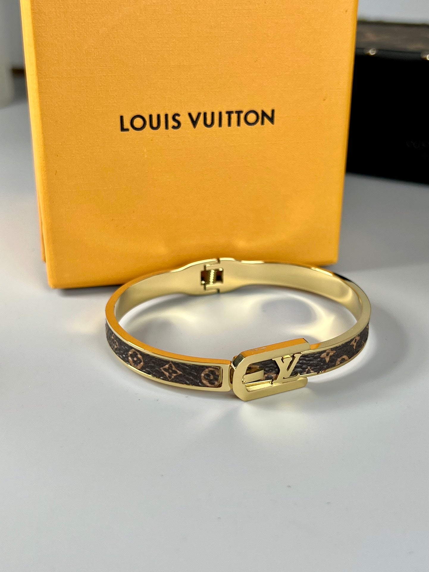 Bracelet en cuir vintage Louis 18 carats