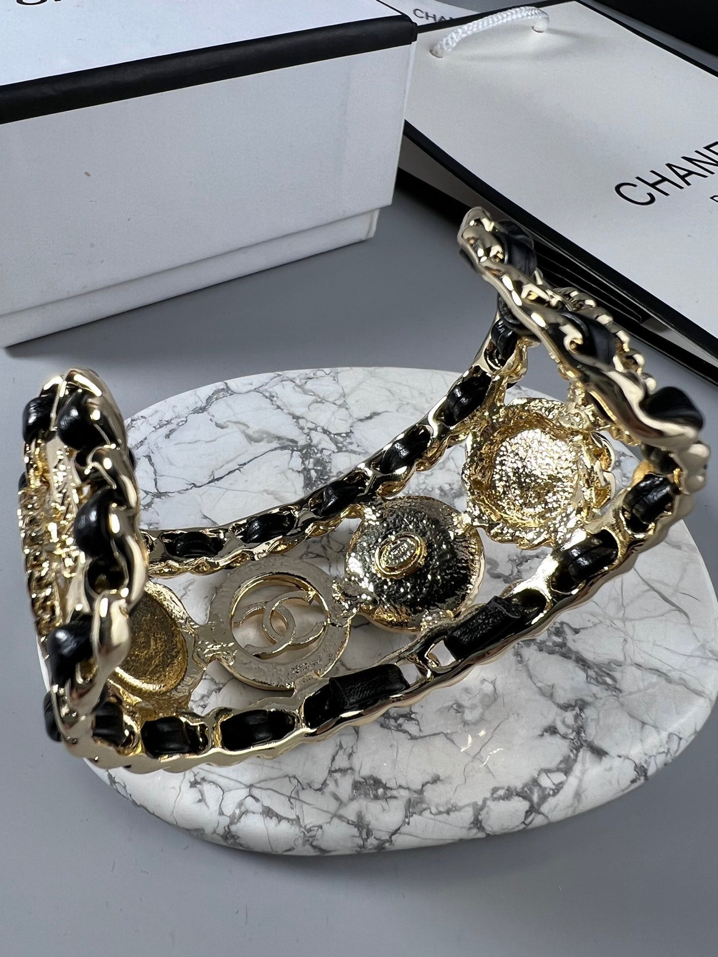 Bracelet manchette ouvert en cuir CC 18 carats