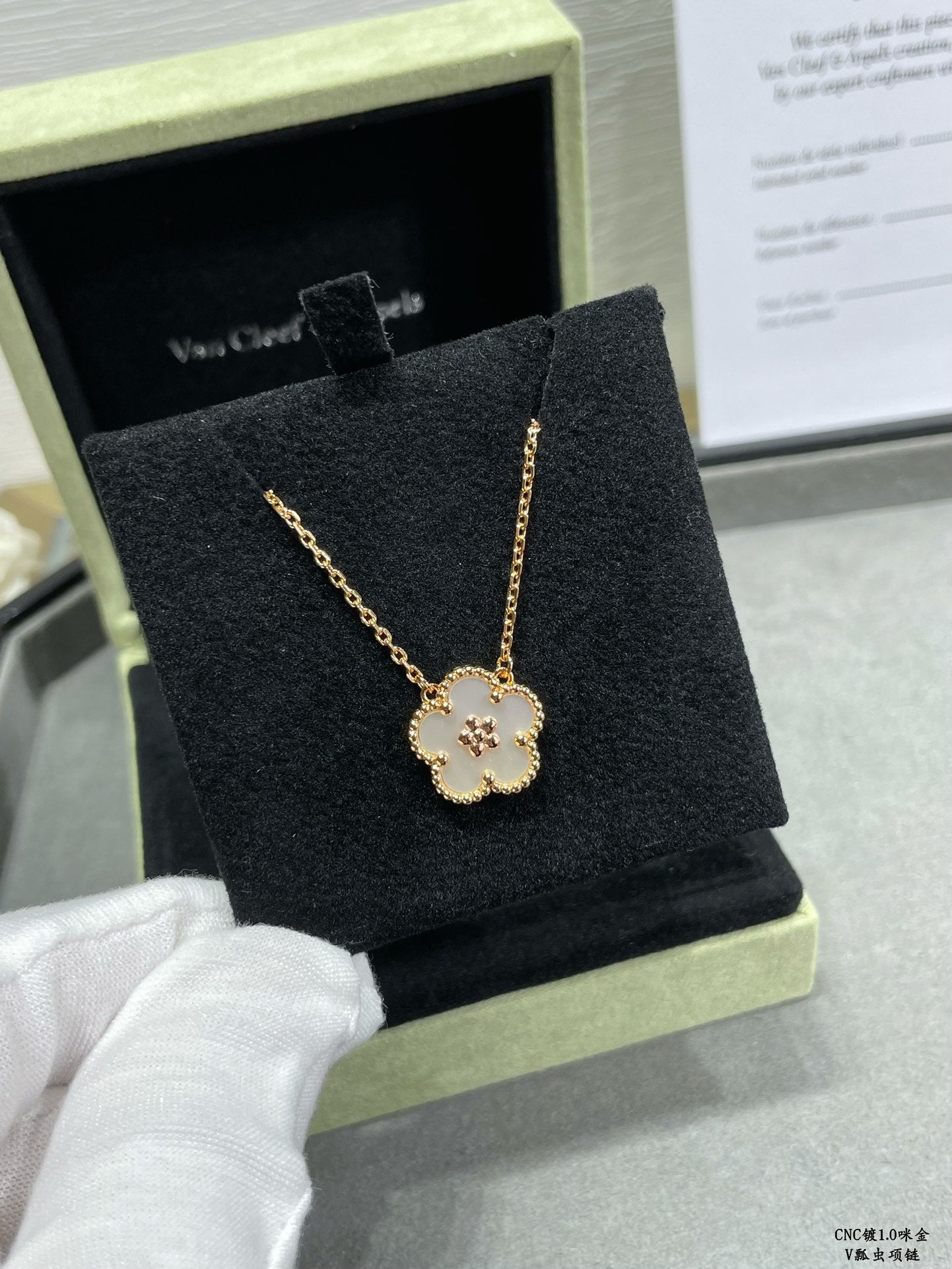 18K Lucky Spring Pendant Clover Necklace