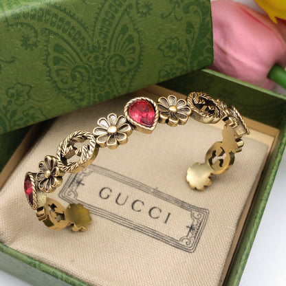 Bracelet manchette ouvert avec cristaux rouges et fleurs Double G 18 carats