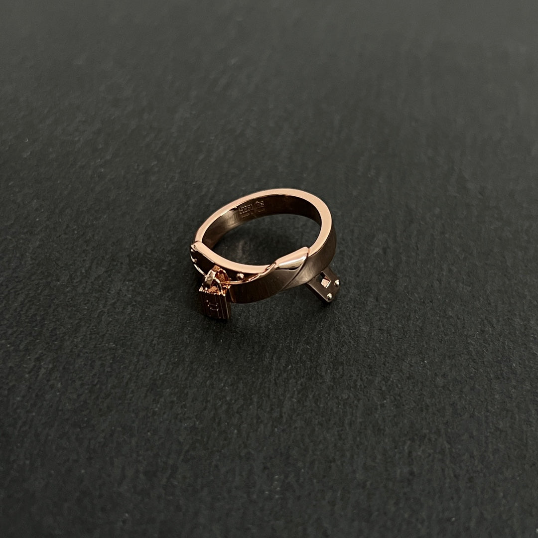 18K Kelly Gavroche H Ring