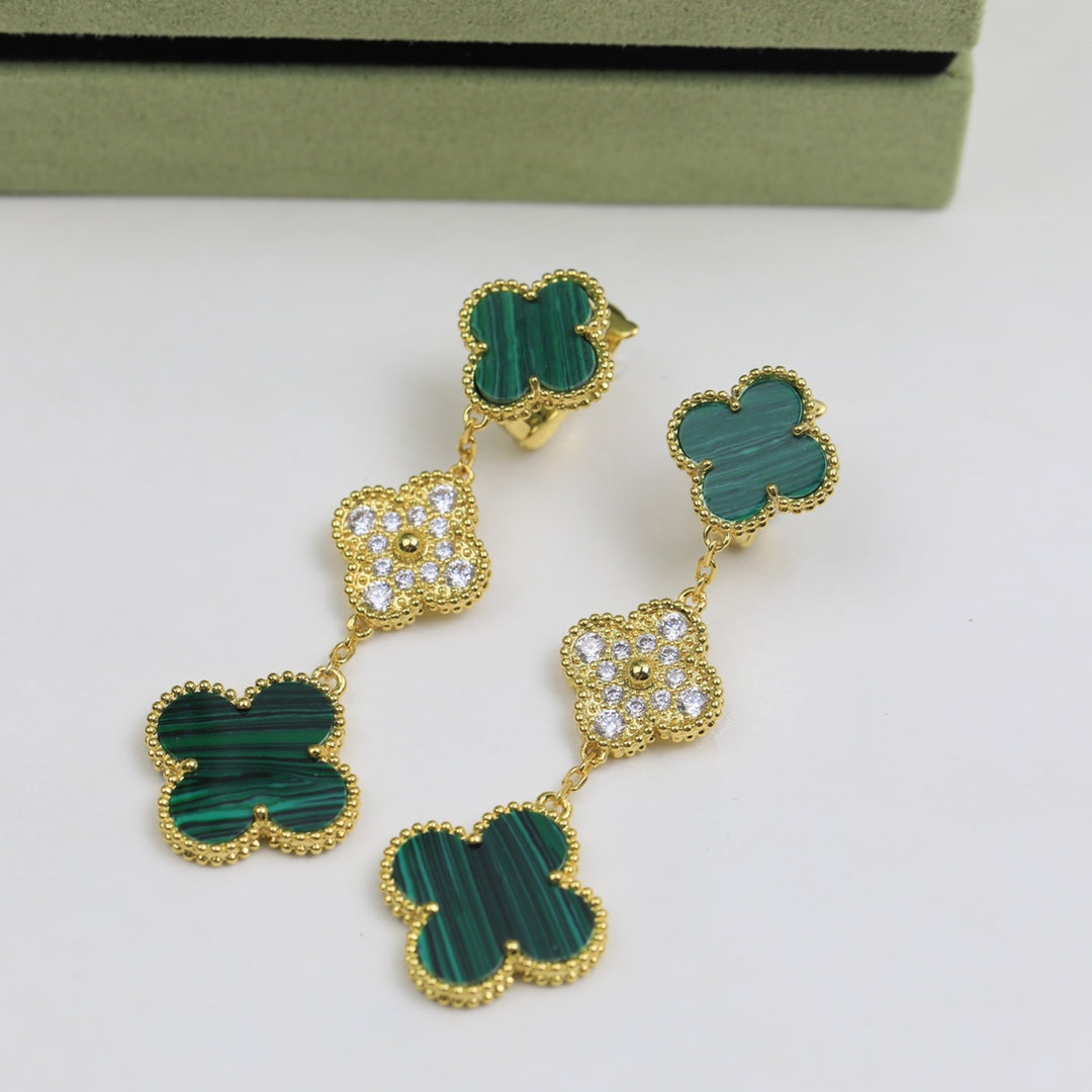 Boucles d'oreilles trèfle à trois motifs malachite Magic Alhambra 18 carats