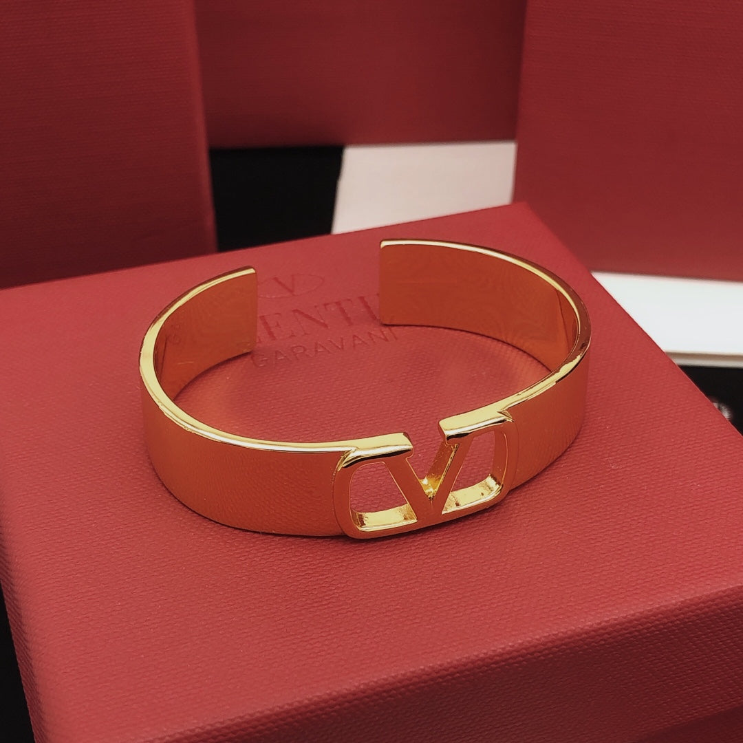 18K Vlogo Cuff Bracelet