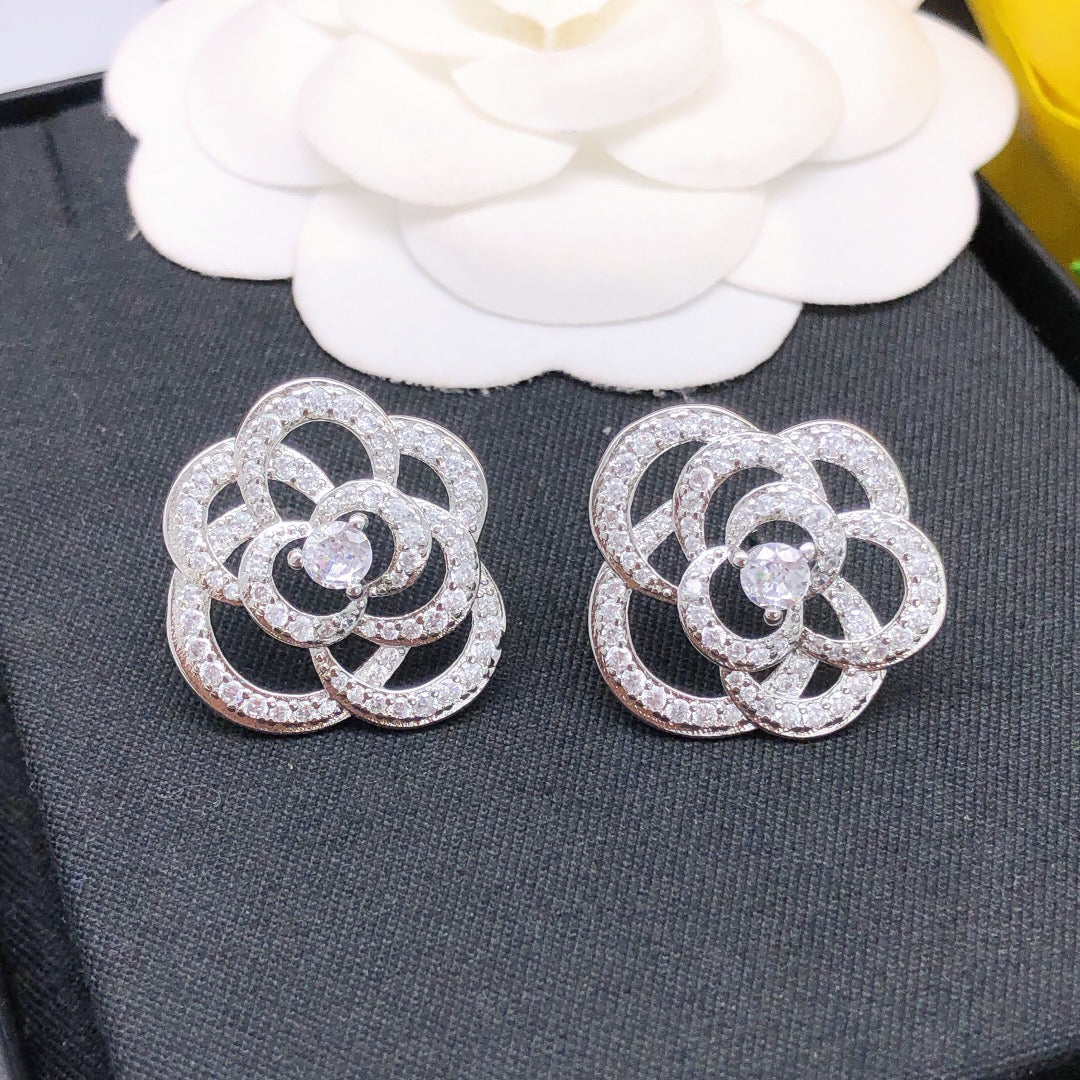 18K CHANEL Camellia Diamond Brooch