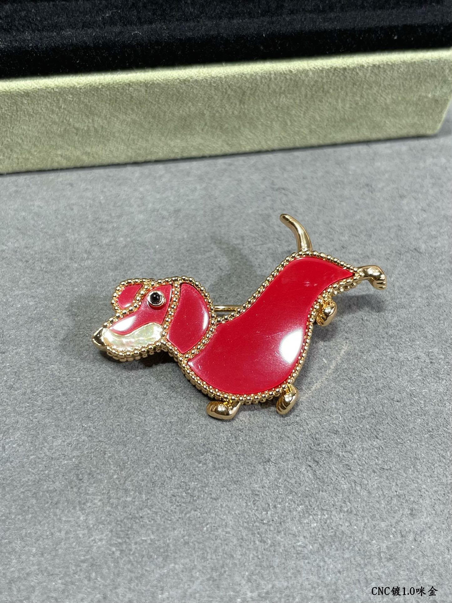 Broche à pince teckel, animaux porte-bonheur 18 carats