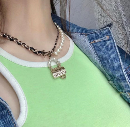 Collier pendentif de sac en cuir perlé 18K CC