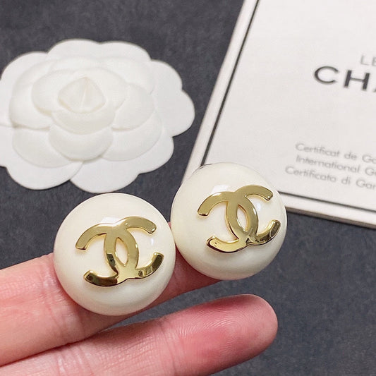 18k CHANEL CC Pearl Round Earrings