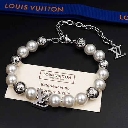 Bracelet de perles blanches monogramme Louis 18 carats