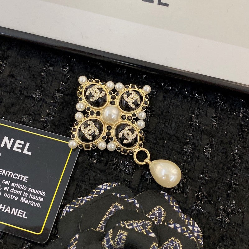 CC Pearl Pendant Gold Brooch