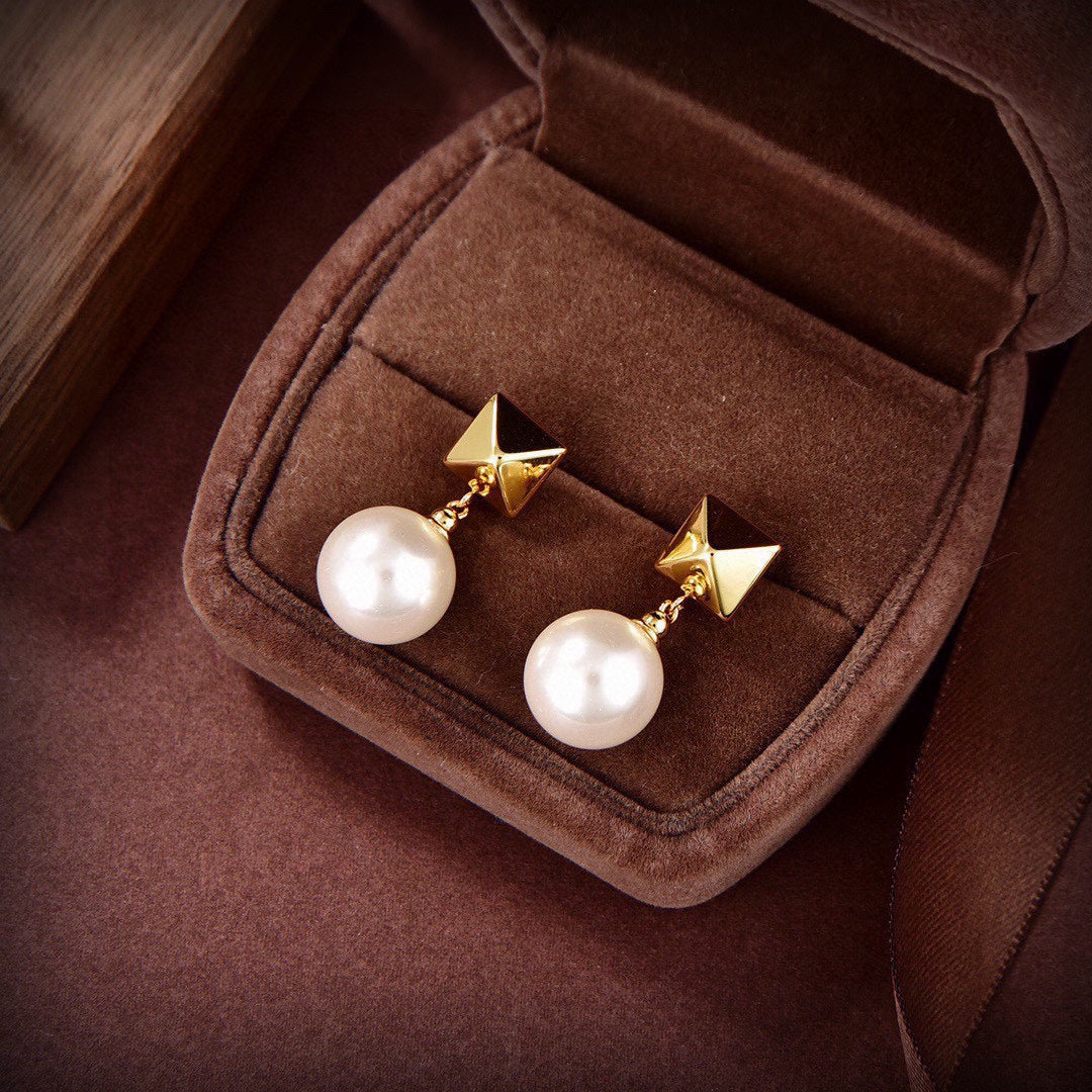 18K Vlogo Pearl Earrings