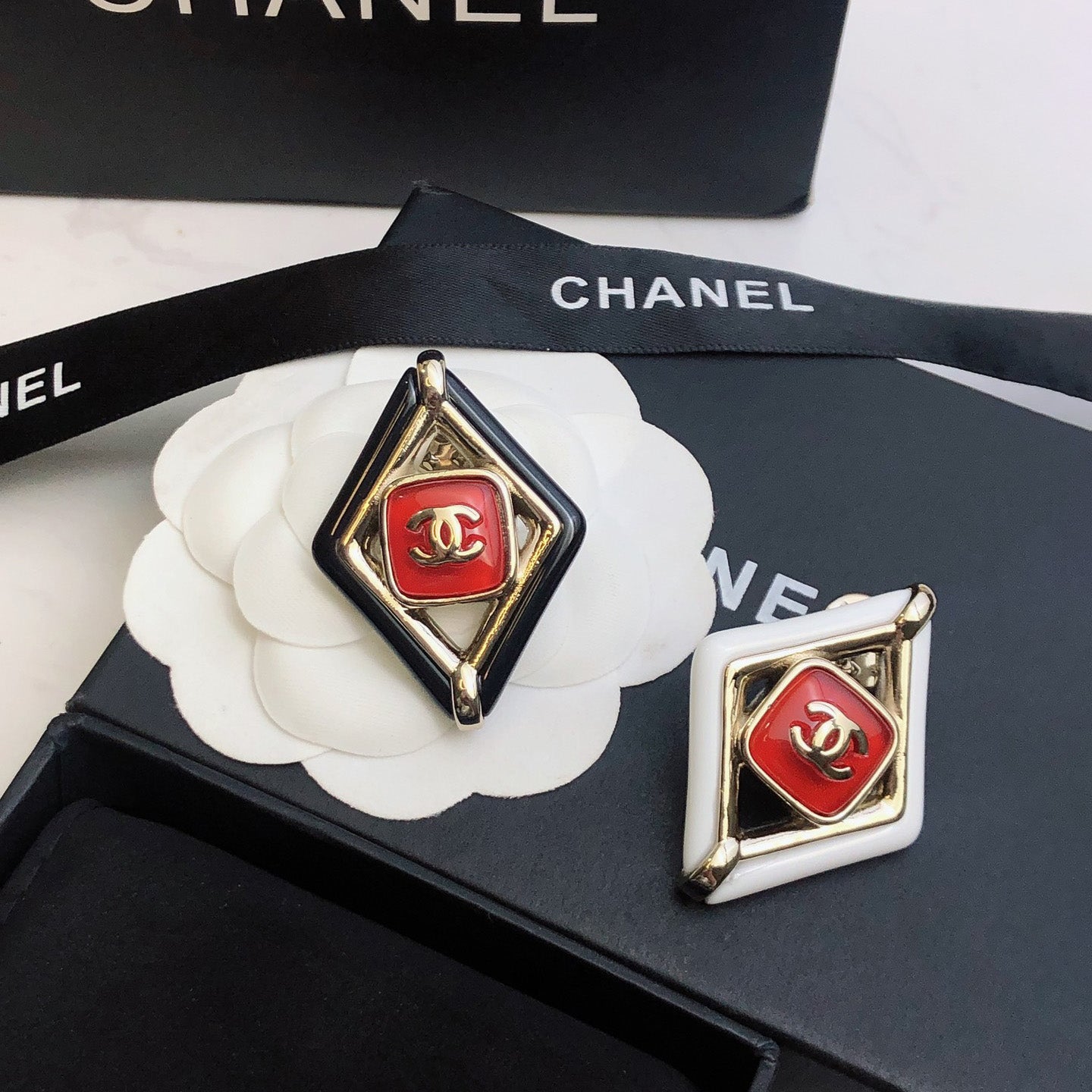 18K CHANEL CC Rhombus Brooch