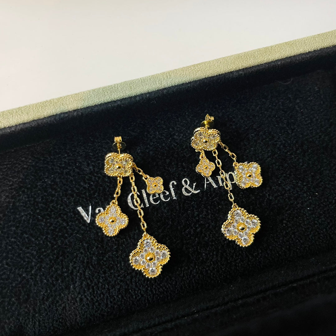 Boucles d'oreilles trèfle à motifs quatre diamants Magic Alhambra 18 carats