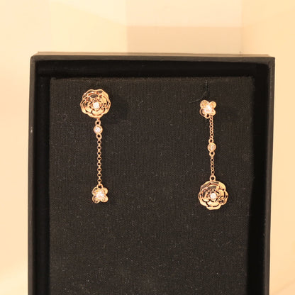 Boucles d'oreilles camélia CC 18 carats