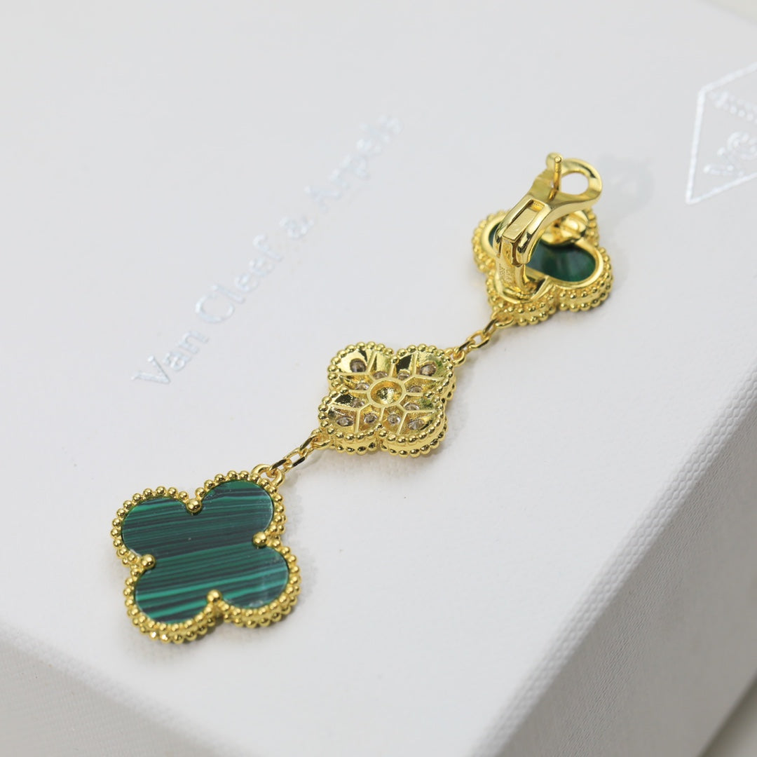 Boucles d'oreilles trèfle à trois motifs malachite Magic Alhambra 18 carats