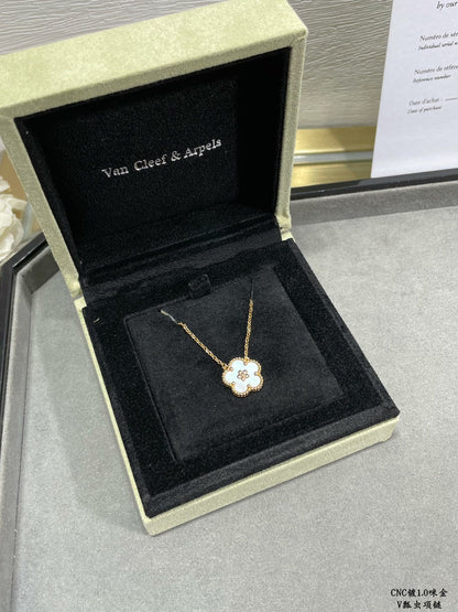 18K Lucky Spring Pendant Clover Necklace