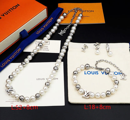 Collier de perles monogramme Louis 18 carats