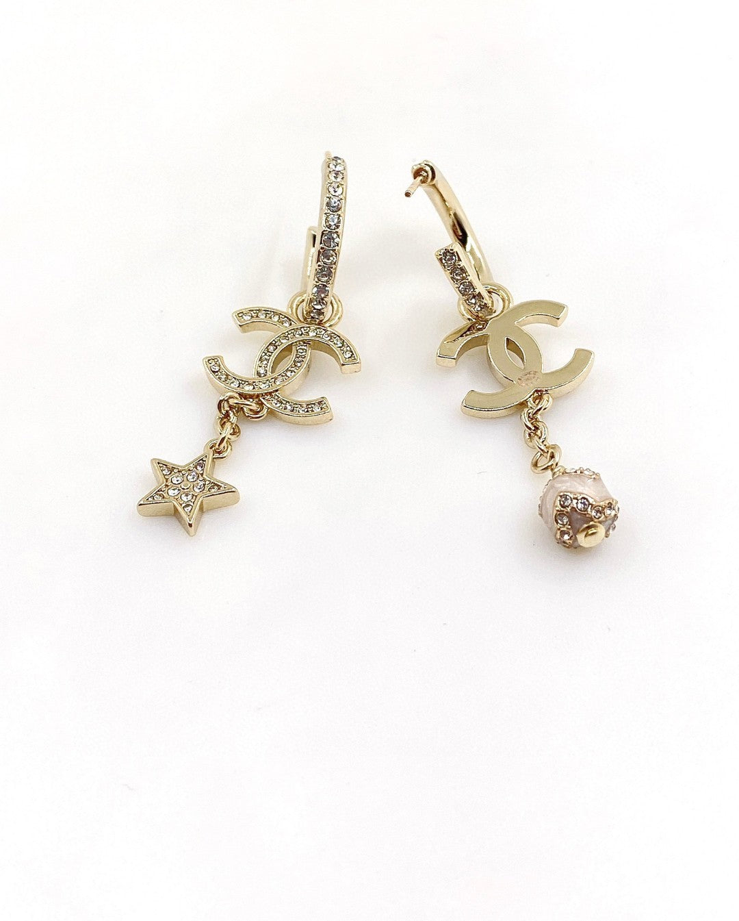 Boucles d'oreilles longues à pendentif en perles CC 18 carats