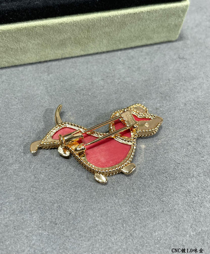 Broche à pince teckel, animaux porte-bonheur 18 carats